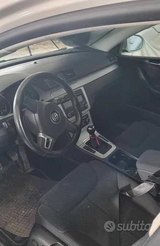 Usata VW Passat 102 CV (75 kW) 2010 Bianco Berlina
