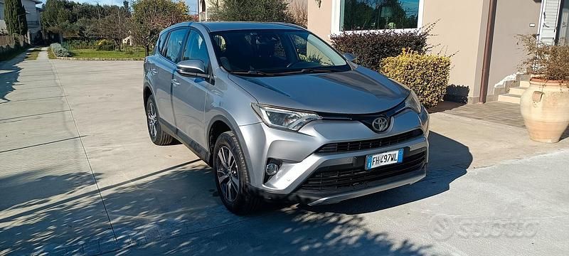 Grigio Usata 2017 Toyota RAV4 SUV | 15.500 € (Buon prezzo) - Immagine 1/4