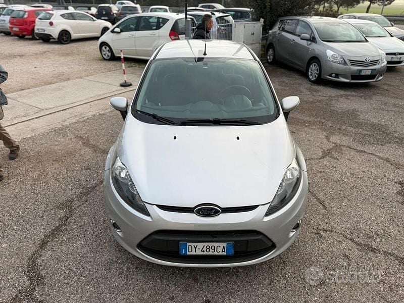 Usata Ford Fiesta 60 CV (44 kW) 2012 Grigio Utilitaria