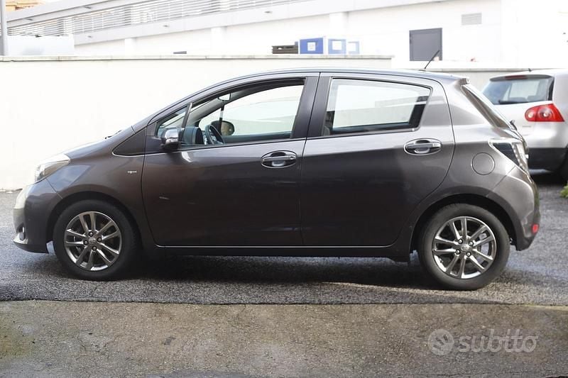 Grigio Usata 2014 Toyota Yaris Active Tre volumi | 4900 € (Super prezzo) - Immagine 1/4