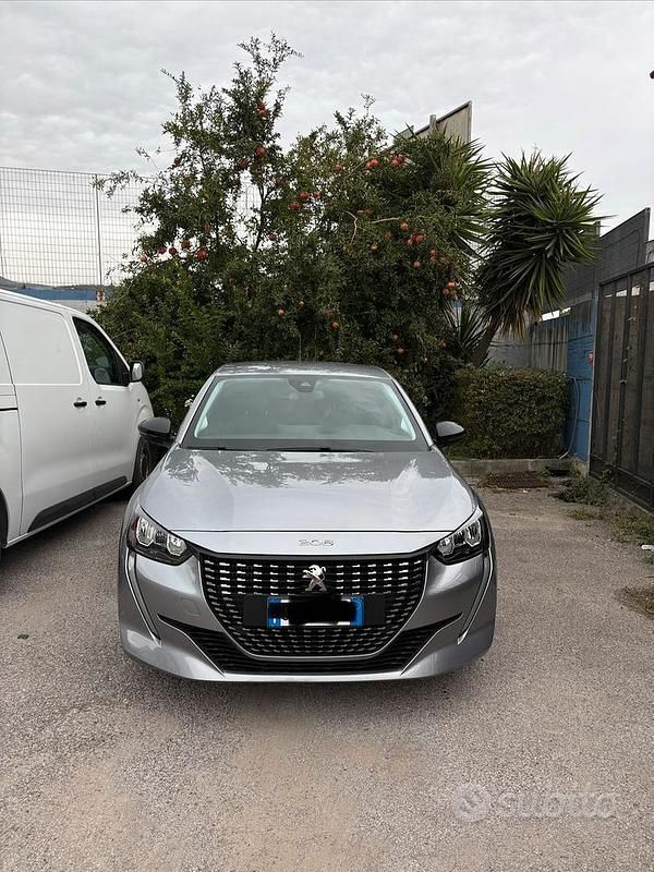 Grigio Usata 2023 Peugeot 208 Active Due volumi | 17.800 € (Cara) - Immagine 1/4