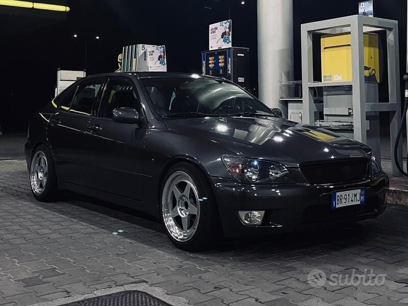 Grigio Usata 2000 Lexus IS200 Tre volumi | 9500 € - Immagine 1/3