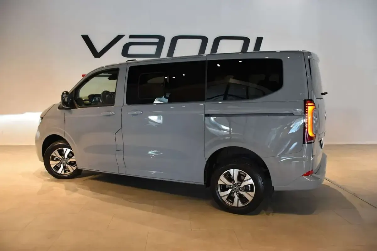 Nuova VW Caravelle Life 150 CV (110 kW) 2026 Grigio Furgone
