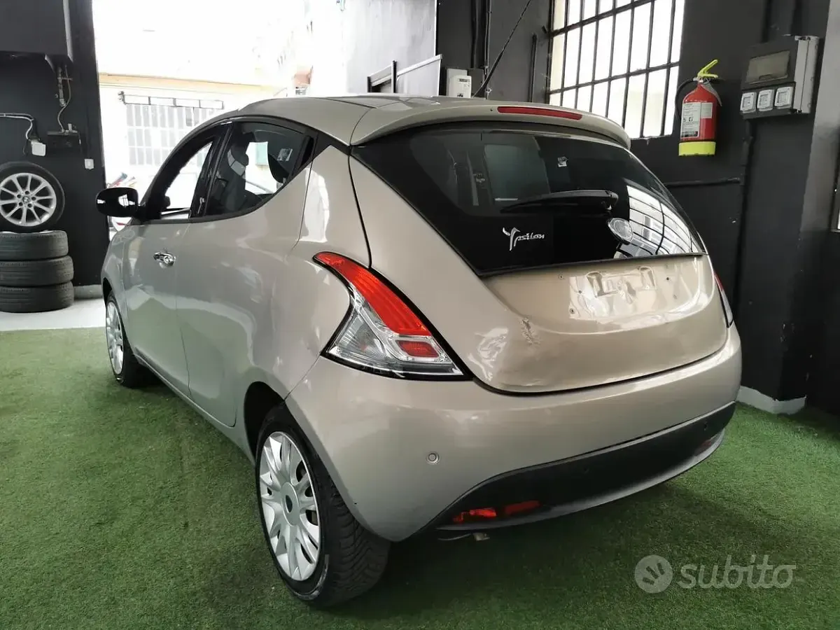 Usata Lancia Ypsilon Silver 69 CV (50 kW) 2012 Grigio Utilitaria