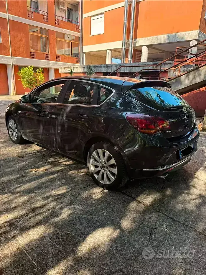 Usata Opel Astra 140 CV (102 kW) 2014 Nero Berlina