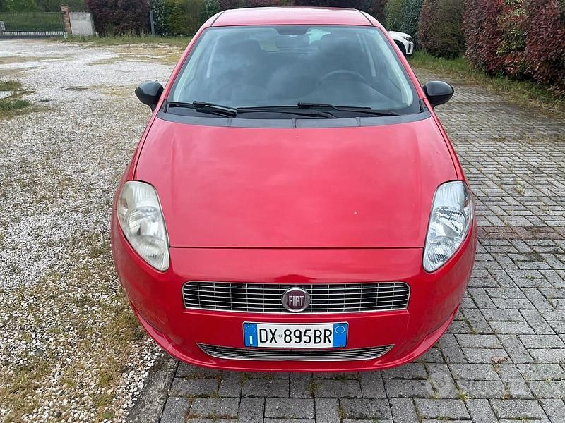 Begagnad Fiat Grande Punto Dynamic 69 HK (50 kW) 2009 Röd Halvkombi