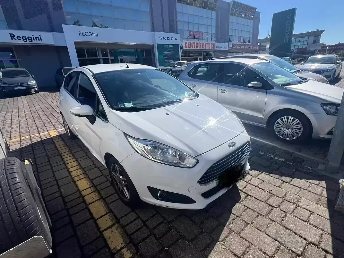 Usata Ford Fiesta Titanium 97 CV (71 kW) 2013 Bianco Berlina