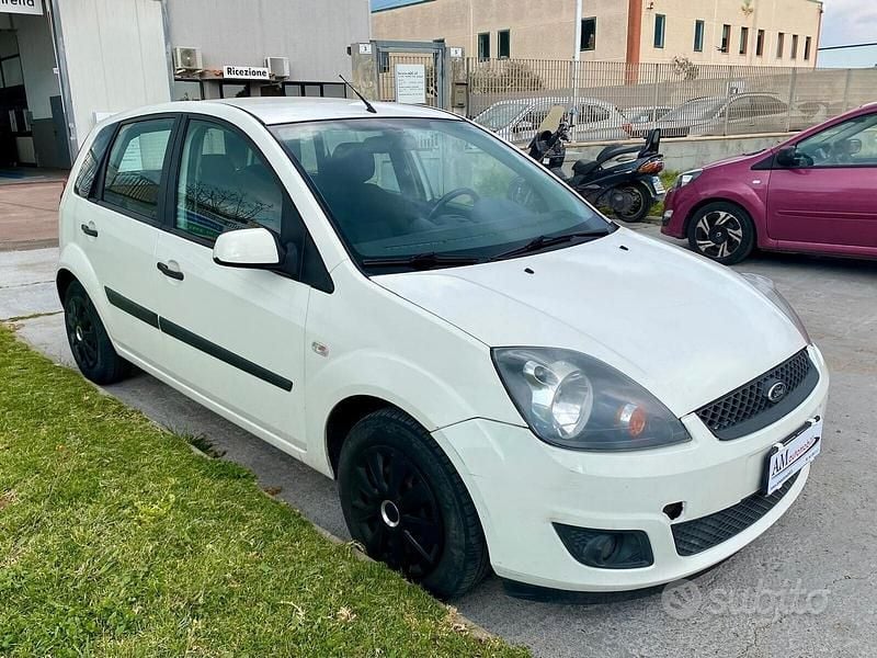 Usata Ford Fiesta Ghia 80 CV (58 kW) 2006 Bianco Utilitaria