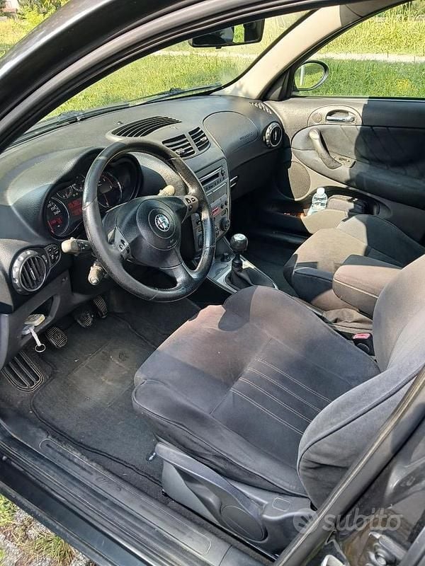 Usata Alfa Romeo 147 120 CV (88 kW) 2008 Grigio Utilitaria