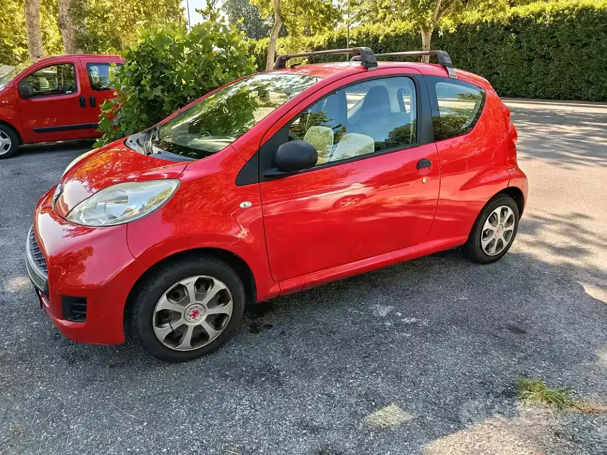 Usata Peugeot 107 68 CV (50 kW) 2009 Rosso Utilitaria