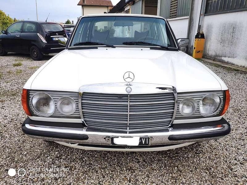 Usata Mercedes 200 94 CV (69 kW) 1978