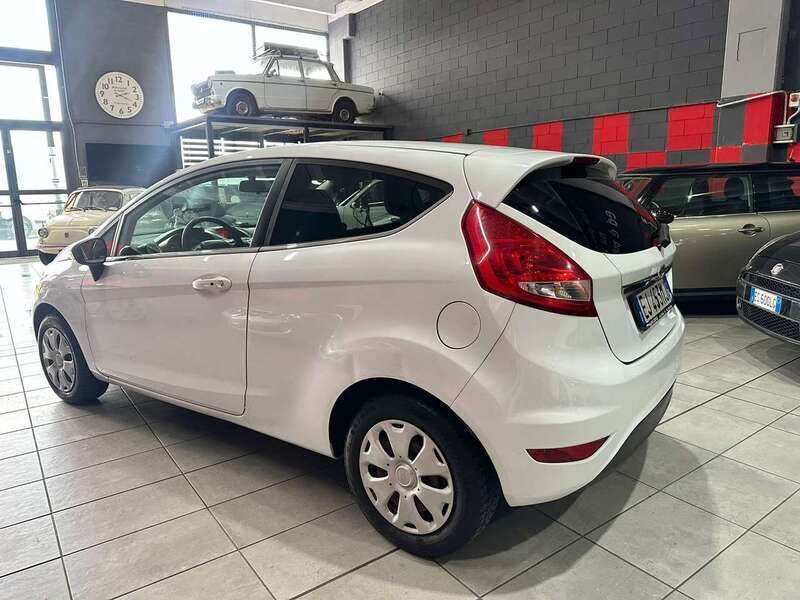 Usata Ford Fiesta Titanium 82 CV (60 kW) 2011 Bianco Utilitaria
