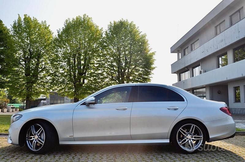 Usata Mercedes E220 AMG line 194 CV (142 kW) 2017 Grigio Berlina