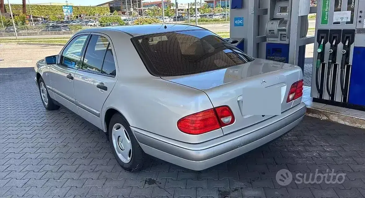 Usata Mercedes E200 136 CV (100 kW) 1996 Grigio Berlina