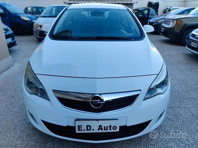 Usata Opel Astra Cosmo 110 CV (80 kW) 2010 Bianco Berlina