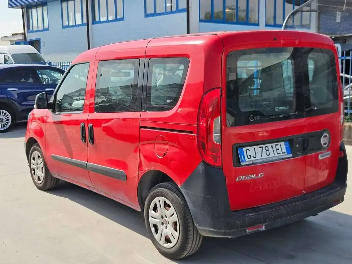 Usata Fiat Doblò Easy 90 CV (66 kW) 2022 Rosso Monovolume