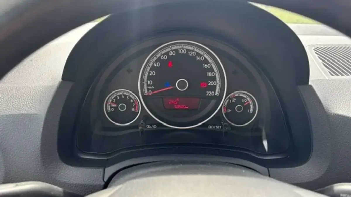 Usado VW up! Move 68 CV (50 kW) 2017 Plateado Utilitario