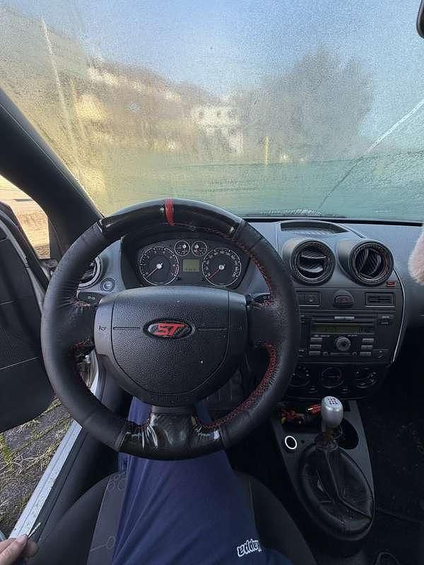 Usata Ford Fiesta 75 CV (55 kW) 2005 Berlina