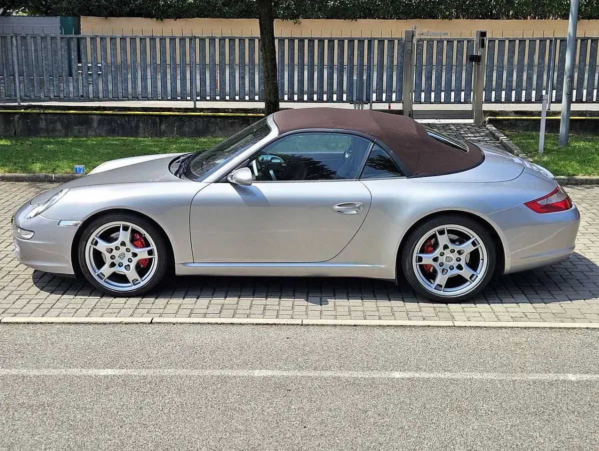 Usata Porsche 911 Carrera S Cabriolet 355 CV (261 kW) 2005 Gt silver metallic Cabrio