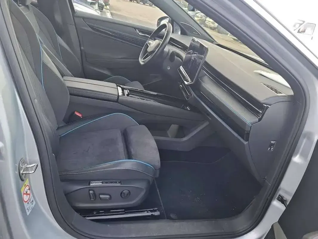 Usata VW ID.7 Pro 44 kW (61 CV) 2024 Argento Utilitaria
