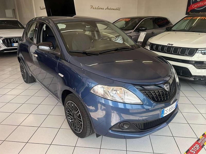 Usata Lancia Ypsilon 69 CV (50 kW) 2023 Blu/azzurro Utilitaria