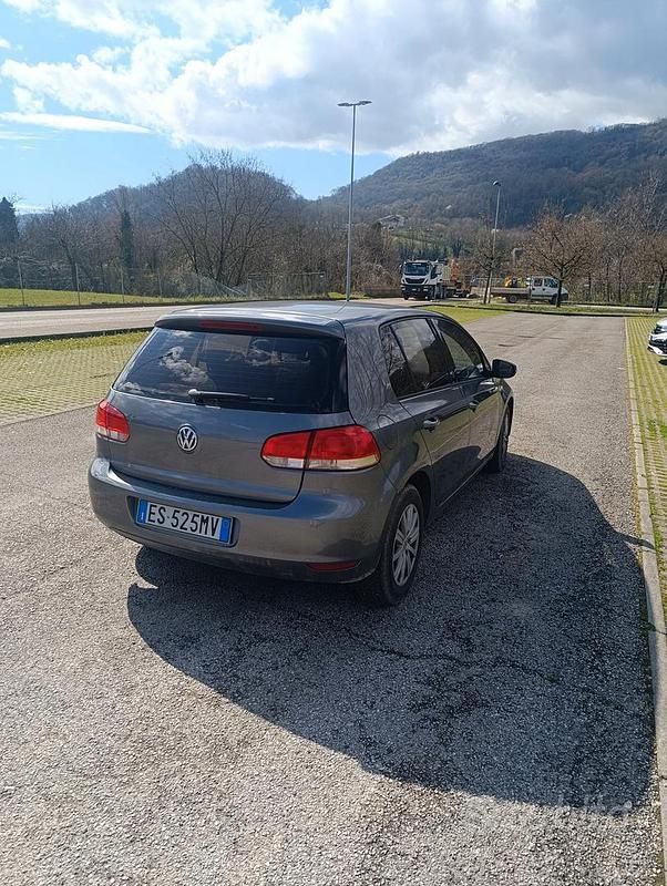 Usata VW Golf VI 102 CV (75 kW) 2011 Grigio Utilitaria