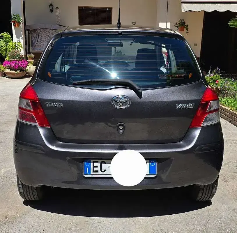 Usata Toyota Yaris Sol 69 CV (50 kW) 2010 Grigio Utilitaria