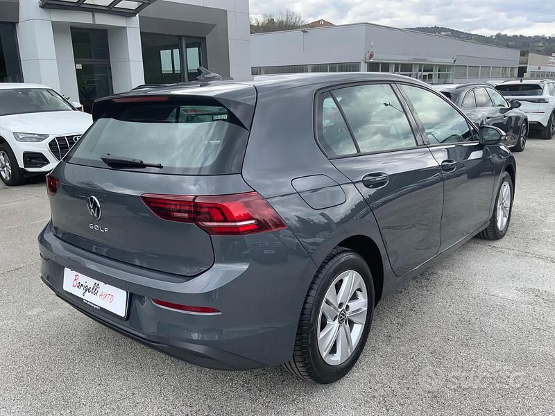 Usata VW Golf VIII Life 116 CV (85 kW) 2025 Grigio Berlina