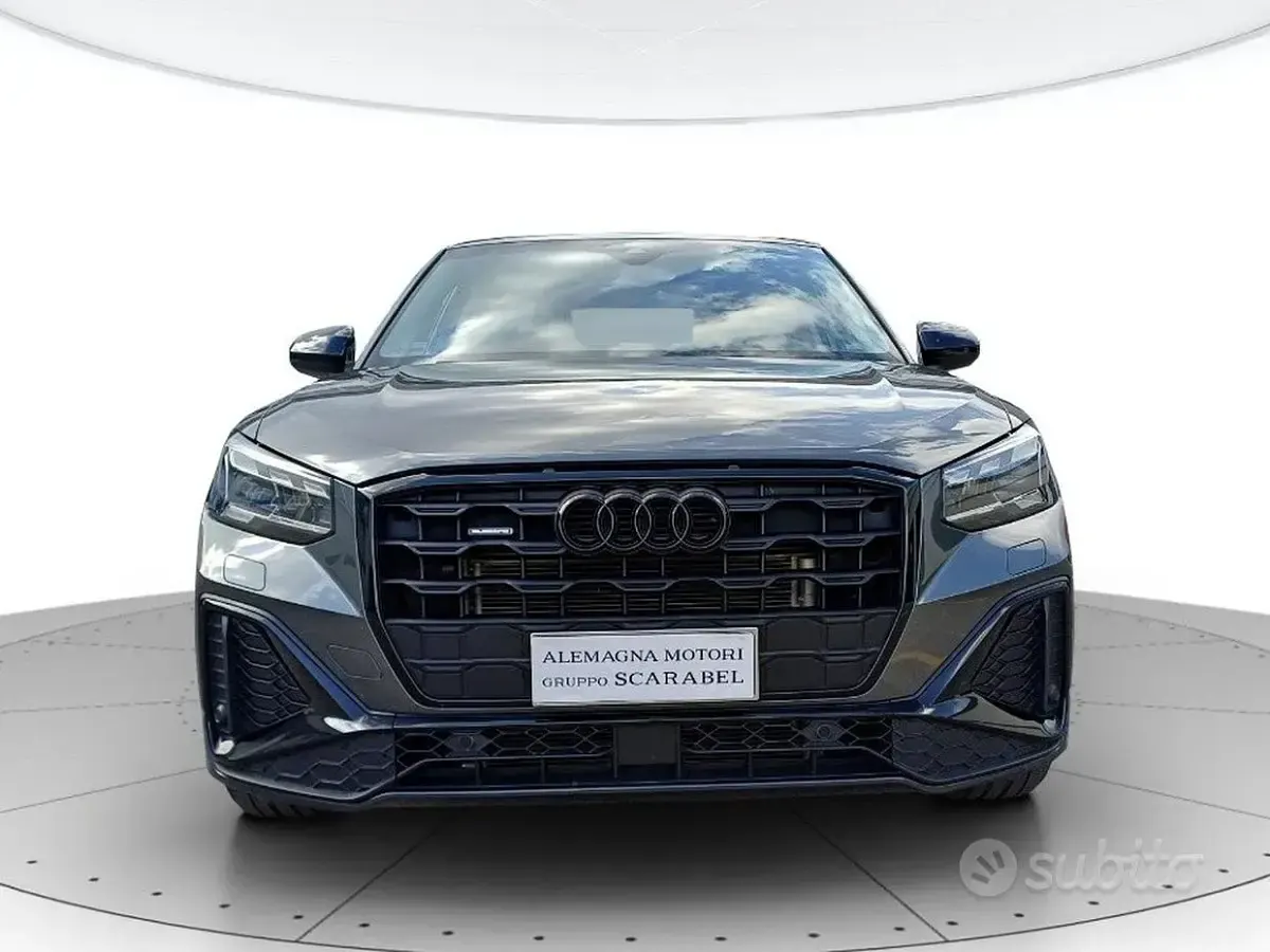 Usata Audi Q2 Ambiente 190 CV (139 kW) 2023 Grigio metallizzato scuro SUV