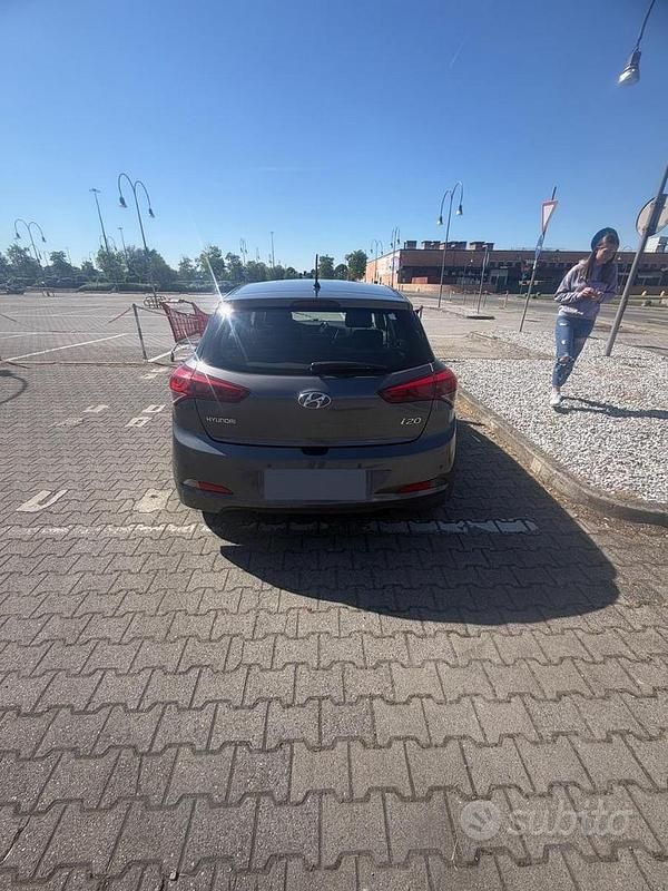 Usata Hyundai i20 75 CV (55 kW) 2015 Grigio Berlina