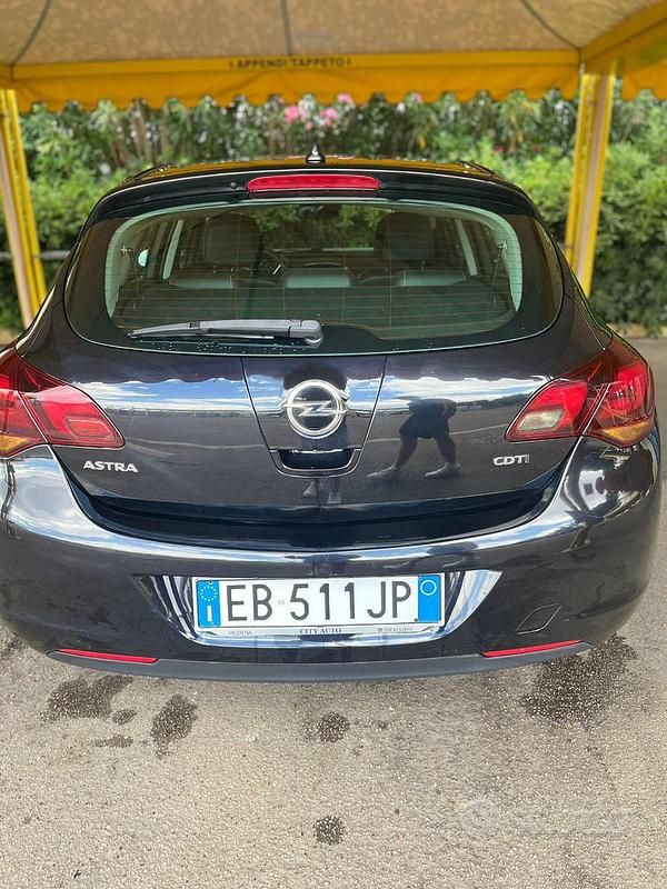 Usata Opel Astra Cabriolet 110 CV (80 kW) 2010 Nero Cabrio