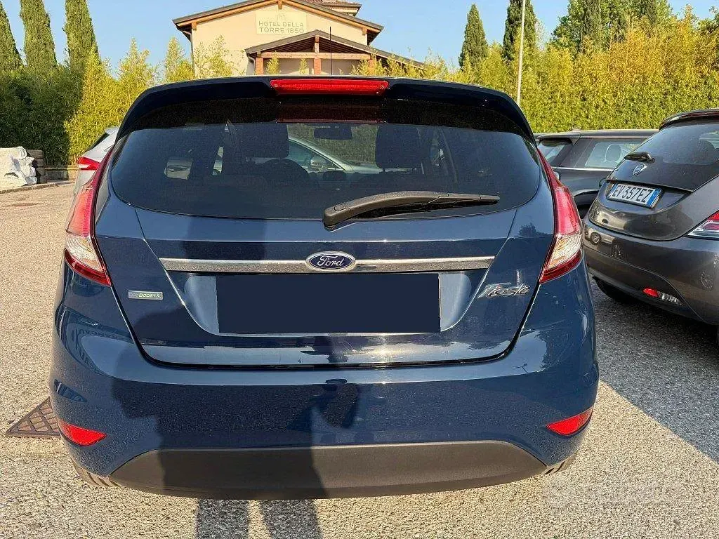 Usata Ford Fiesta Titanium 101 CV (74 kW) 2014 Blu Utilitaria