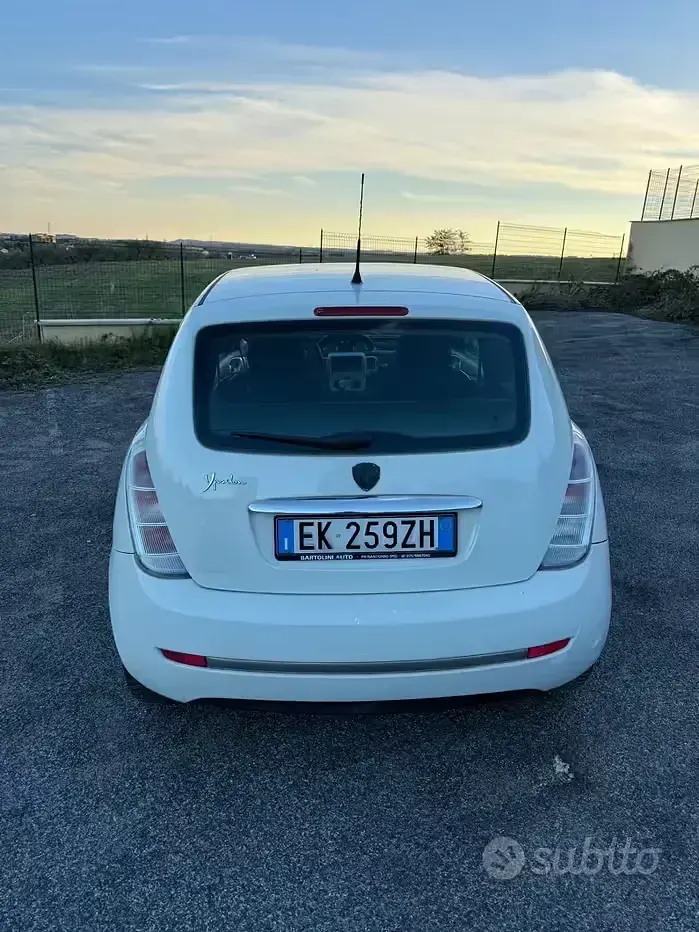 Usado Lancia Ypsilon Silver 69 HP (50 kW) 2012 Branco Citadino