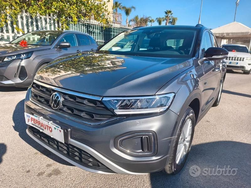 Usata VW T-Roc Life 150 CV (110 kW) 2024 Grigio SUV