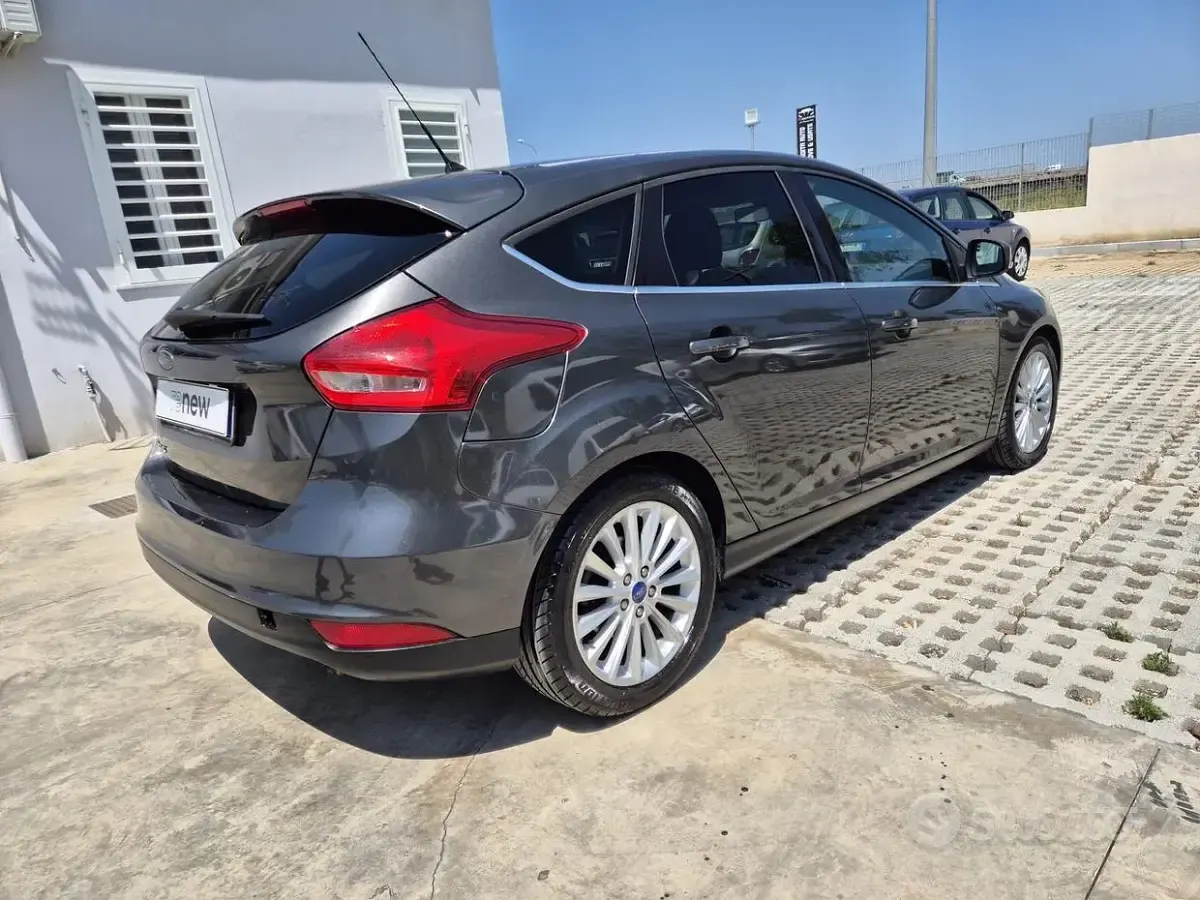 Usata Ford Focus Titanium 120 CV (88 kW) 2015 Grigio Berlina