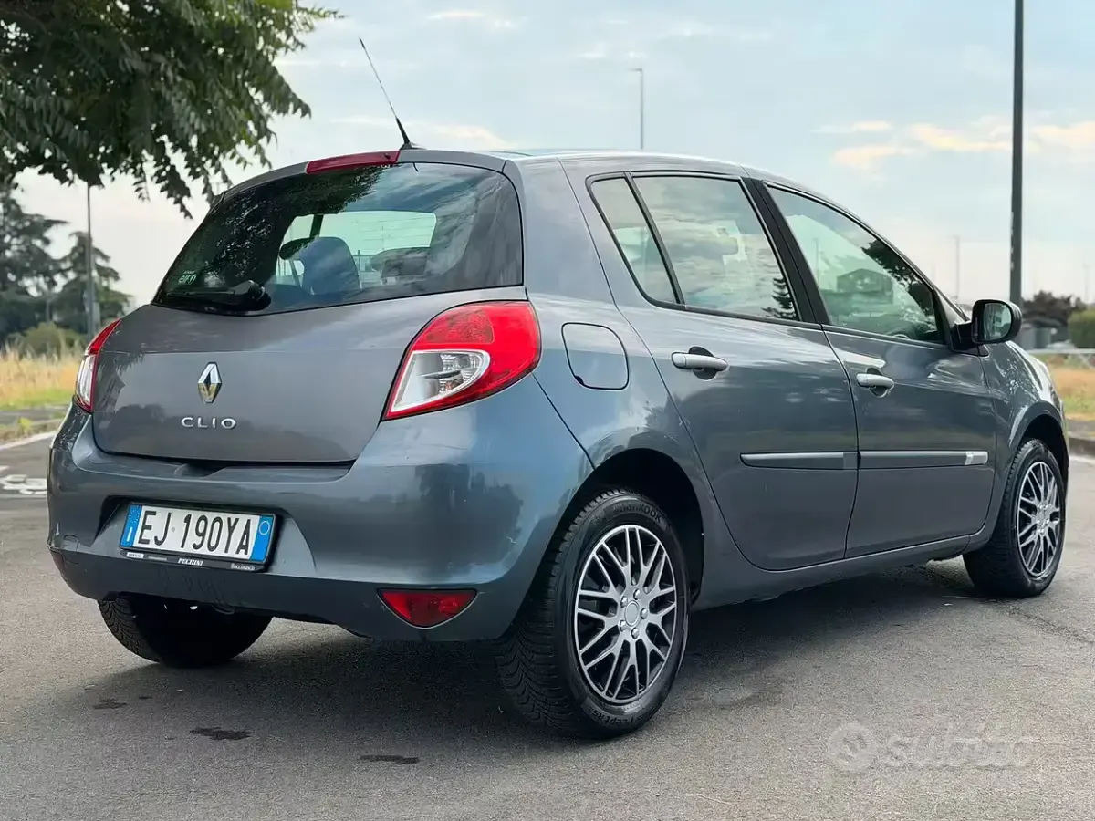 Usata Renault Clio II 75 CV (55 kW) 2011 Bluazzurro Berlina