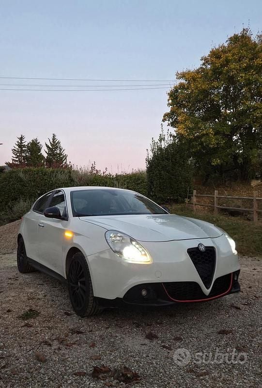 Bianco Usata 2011 Alfa Romeo Giulietta Distinctive Due volumi | 9500 € (Molto cara) - Immagine 1/4