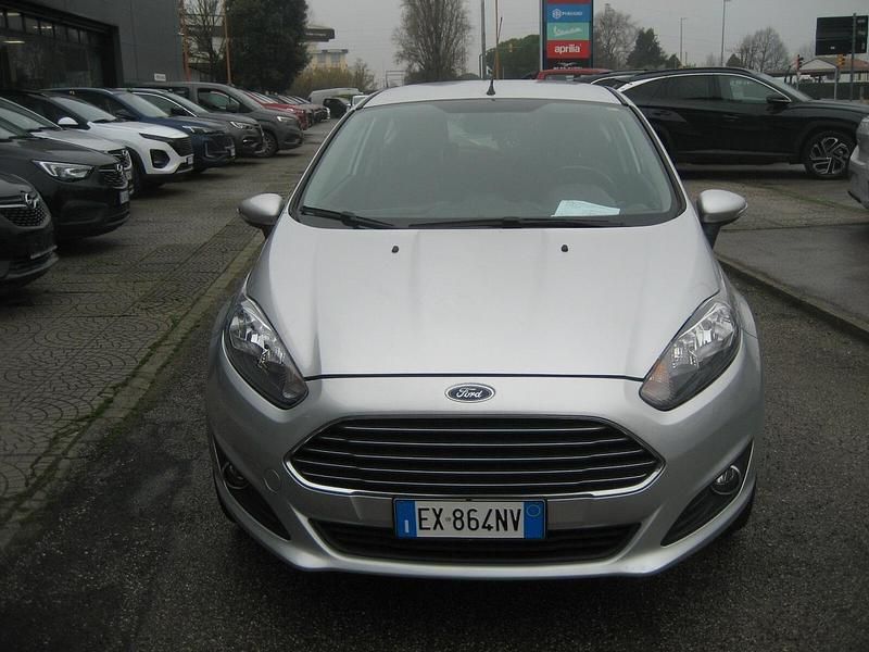 Usata Ford Fiesta 75 CV (55 kW) 2015 Argento Berlina