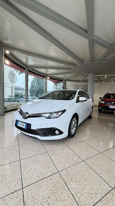 Usata Toyota Auris Business Edition 112 CV (82 kW) 2017 Bianco Berlina