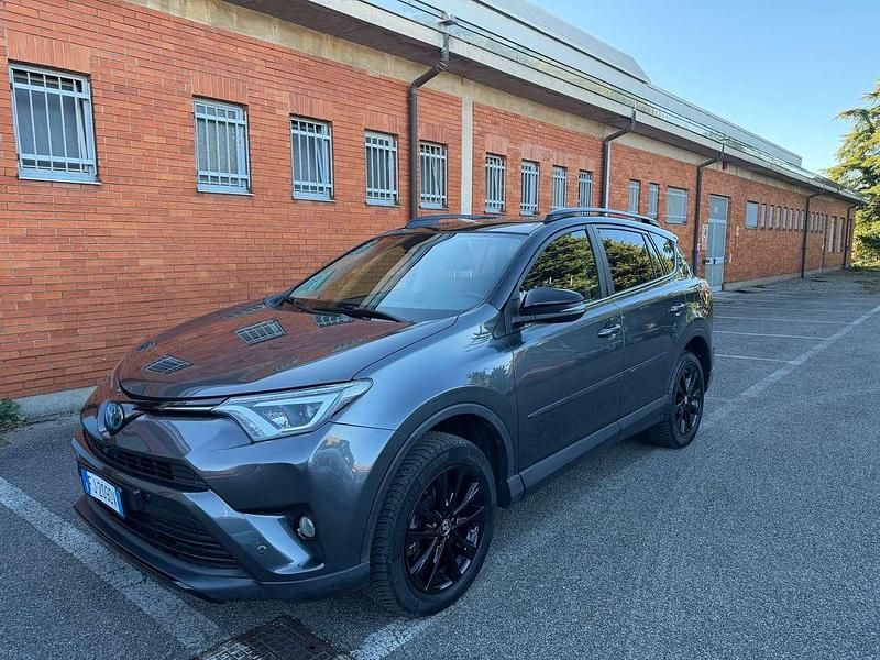 Grigio Usata 2017 Toyota RAV4 Hybrid Business Edition SUV | 12.500 € (Buon prezzo) - Immagine 1/4