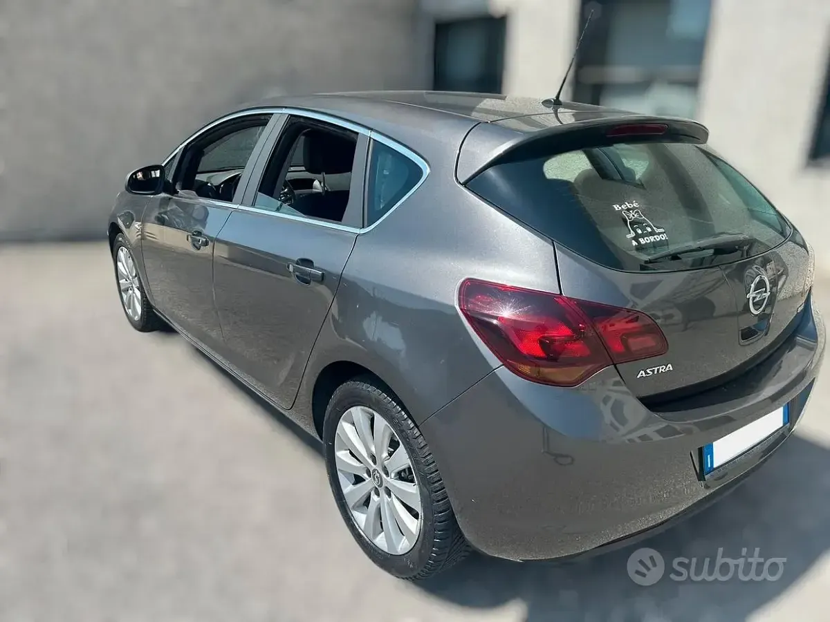 Usata Opel Astra 110 CV (80 kW) 2010 Grigio Berlina
