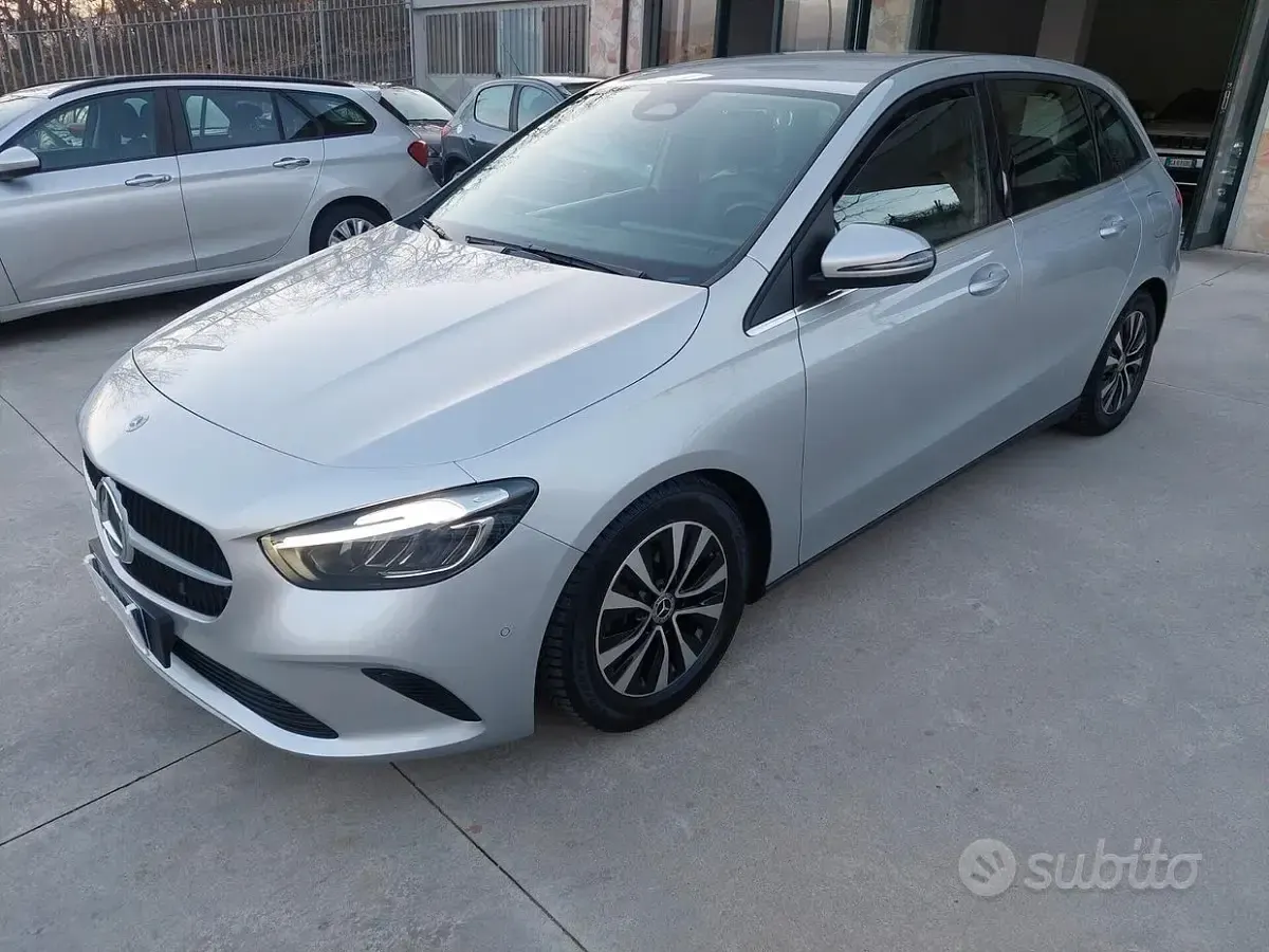 Usata Mercedes B180 AMG Line Premium 116 CV (85 kW) 2023 Grigio Utilitaria