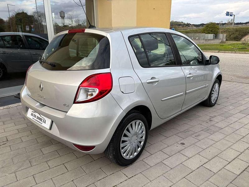 Usata Renault Clio III 75 CV (55 kW) 2011 Argento Berlina