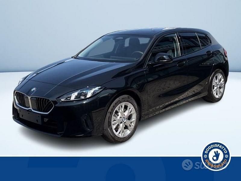 Nero Nuova 2025 BMW 120 Comfort Edition Due volumi | 41.700 € (Buon prezzo) - Immagine 1/3