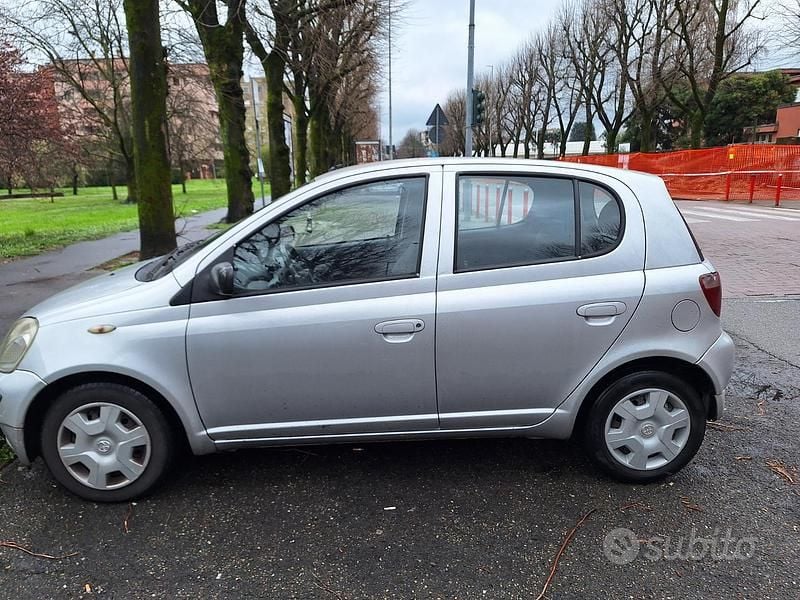 Usata Toyota Yaris 68 CV (50 kW) 2001 Grigio Utilitaria