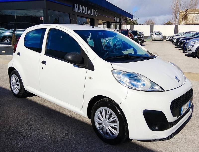 Usata Peugeot 107 68 CV (50 kW) 2013 Bianco Utilitaria