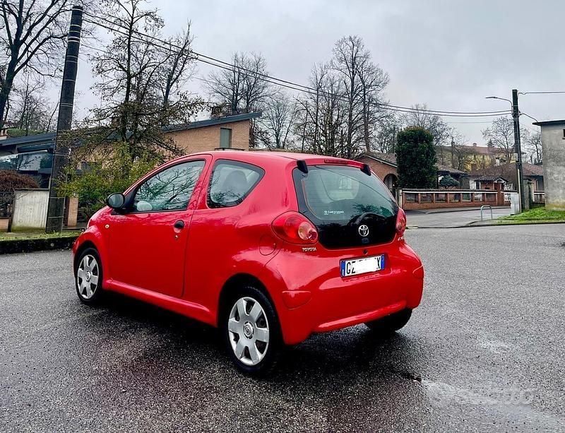 Usata Toyota Aygo 67 CV (49 kW) 2010 Rosso Utilitaria