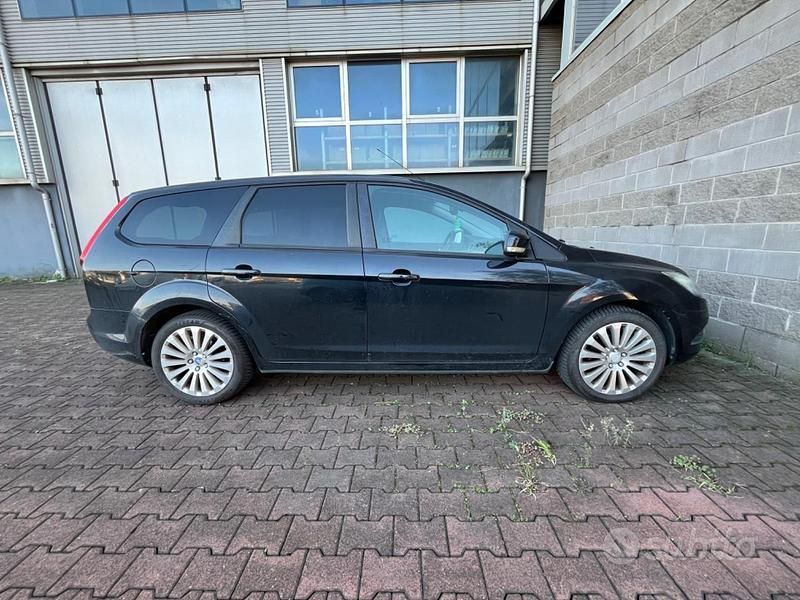 Käytetty Ford Focus Titanium 90 HP (66 kW) 2008 Musta Sedan
