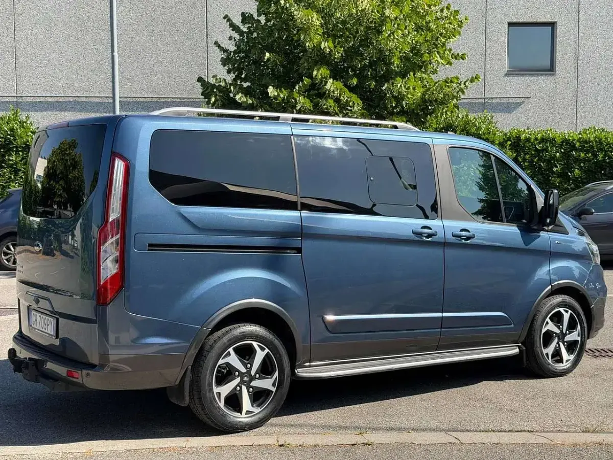 Usata Ford Tourneo Custom Active 185 CV (136 kW) 2021 Blu chrome metallizzato Furgone