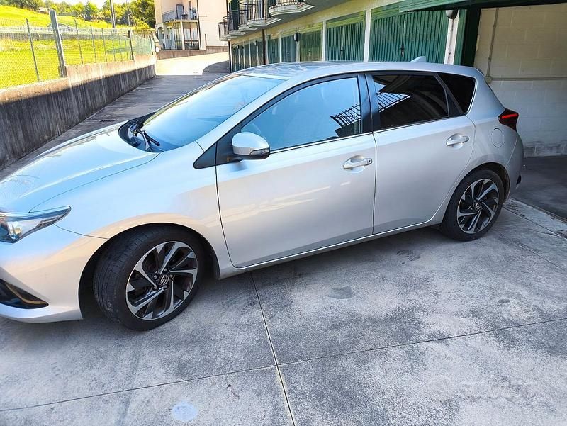 Argento Usata 2017 Toyota Auris Lounge Tre volumi | 10.300 € (Buon prezzo) - Immagine 1/4
